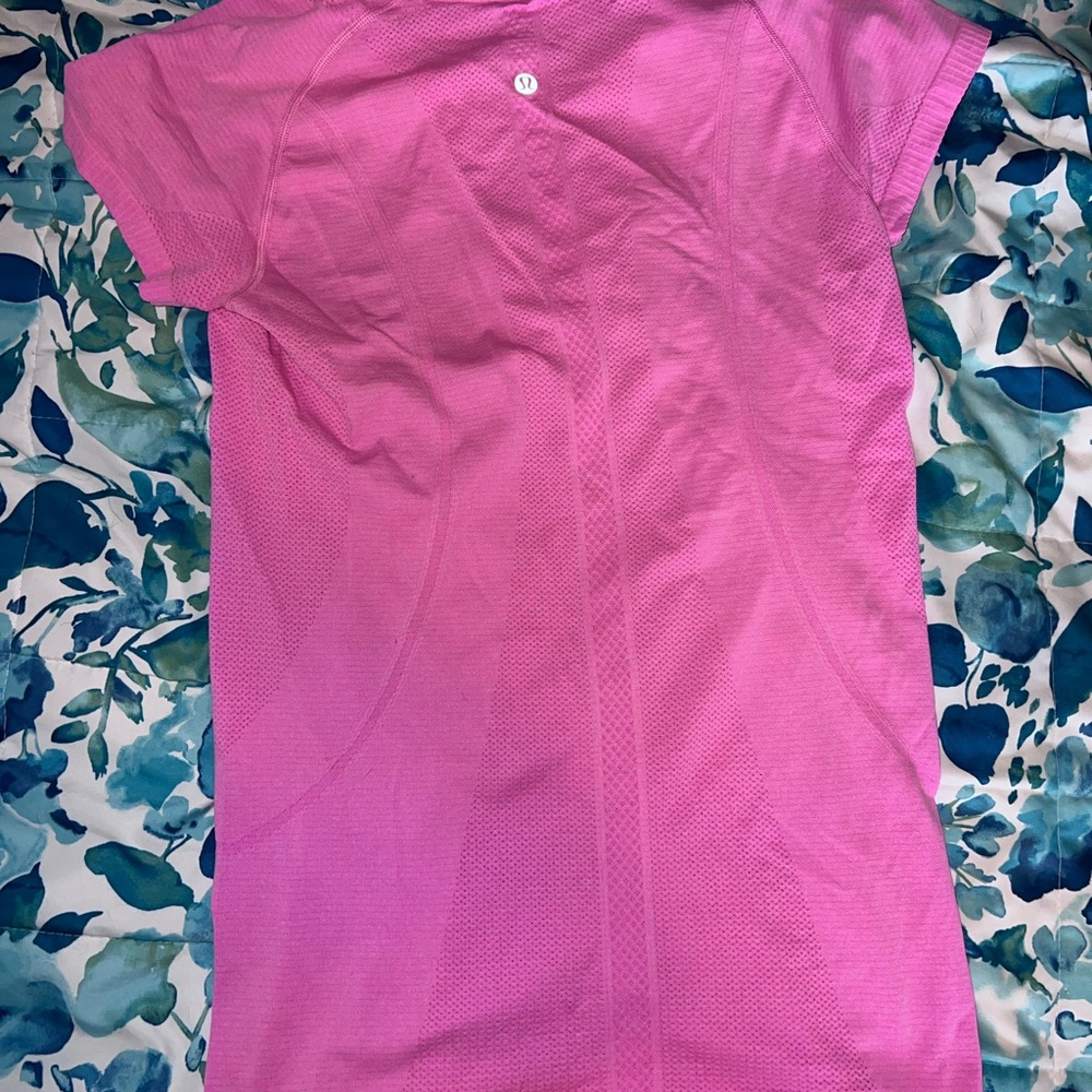Lululemon Run: Swiftly Tech Short Sleeve size 8
